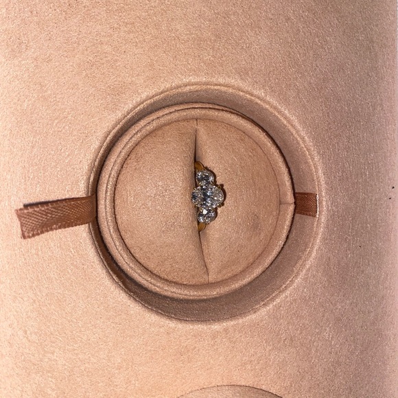 VRAI 3 stone engagement ring. - Picture 2 of 6